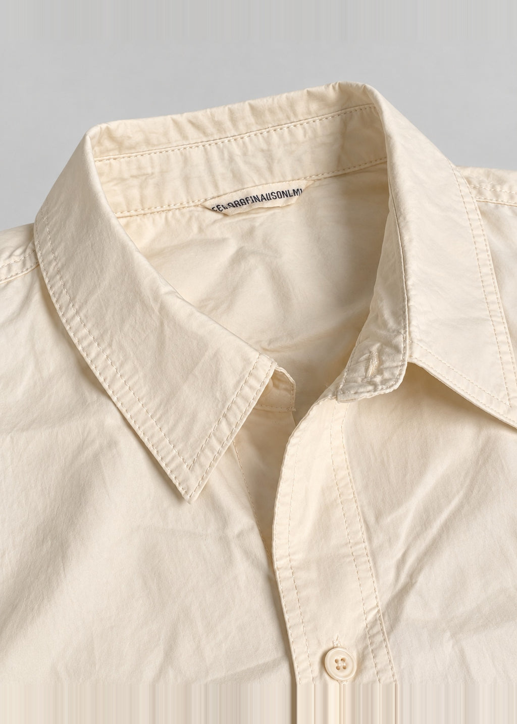 Cubic Art Graphic Shirt – Cream Short Sleeve – collar close-up